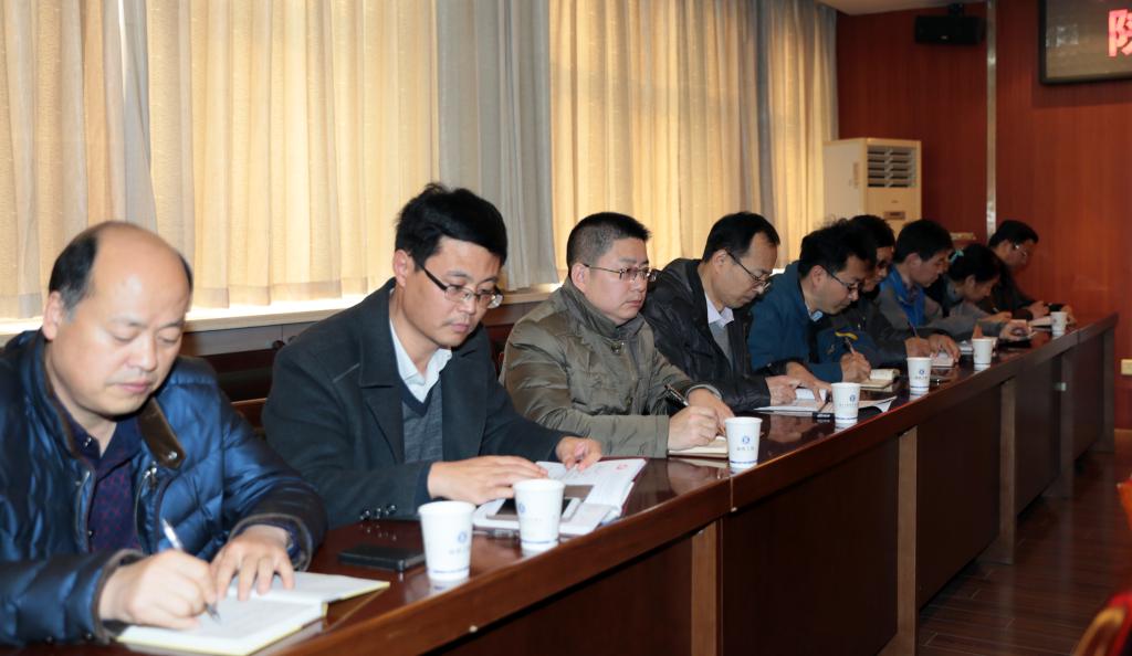 党委中心组成员依次发言