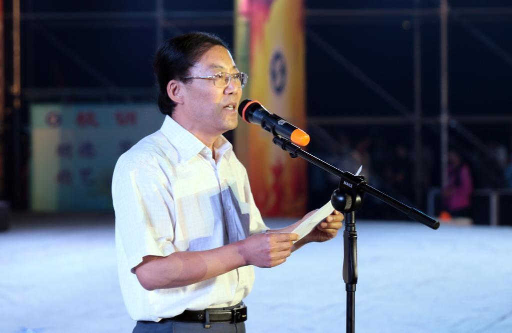 党委副书记王天哲宣读表彰名单