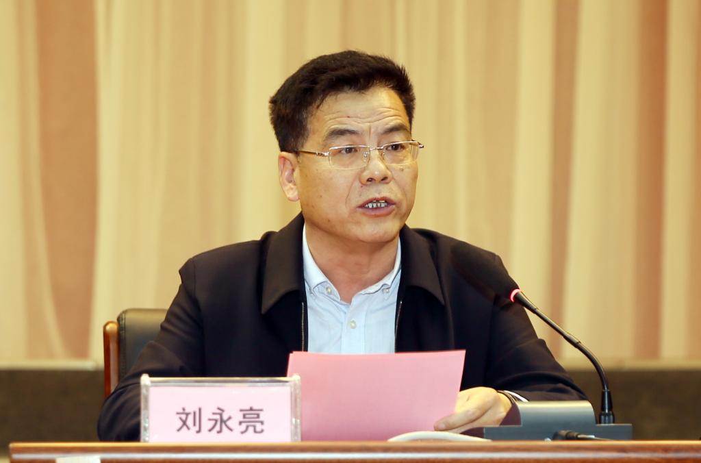 党委副书记、副院长刘永亮主持报告会