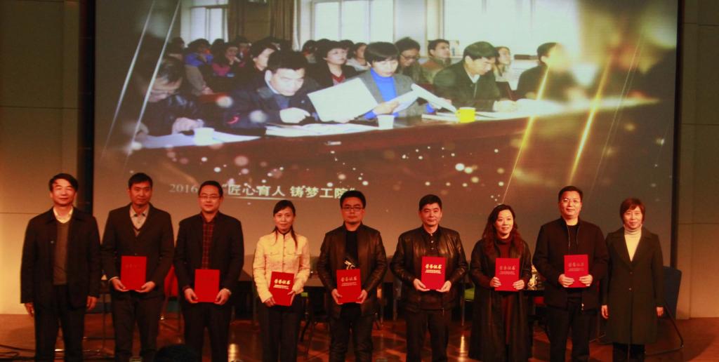 党委书记崔岩、院长张晓云为分享者颁奖