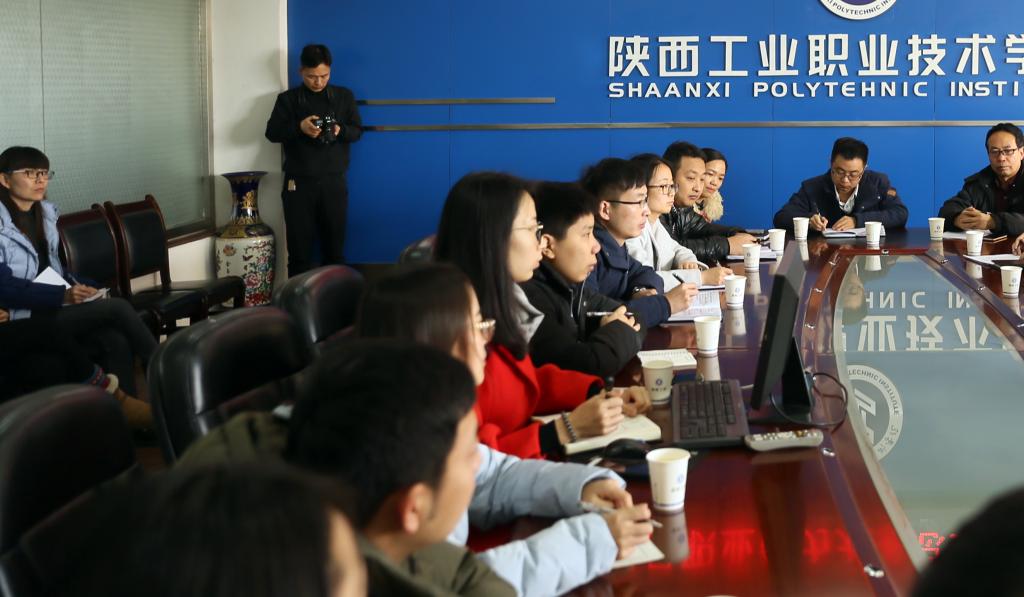 第四届辅导员职业能力大赛获奖选手、助演学生以及参加陕西省第六届高校辅导员职业能力大赛筹备工作小组成员参加会议