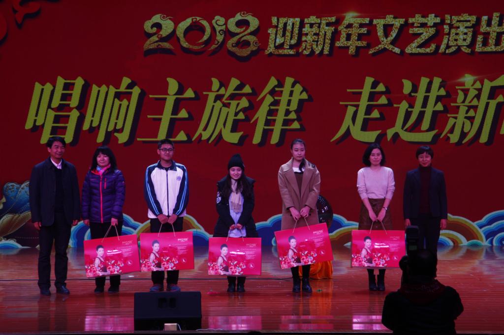 学院领导为幸运观众颁奖