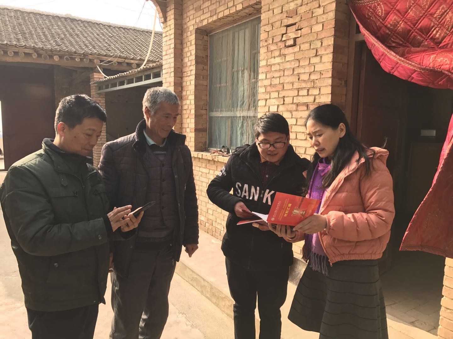 学工干部走访建档立卡学生家庭宣传资助政策