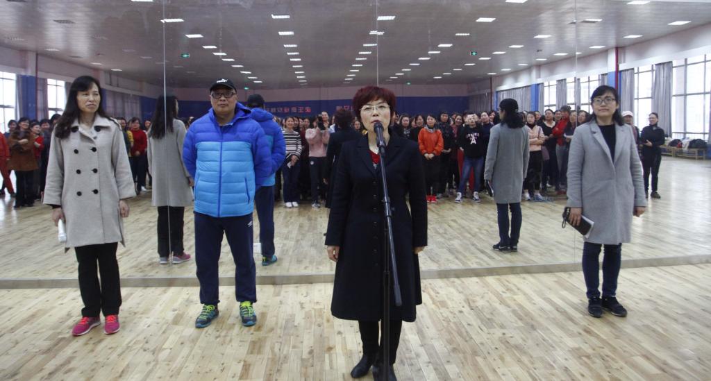 工会主席刘文青宣布比赛开始