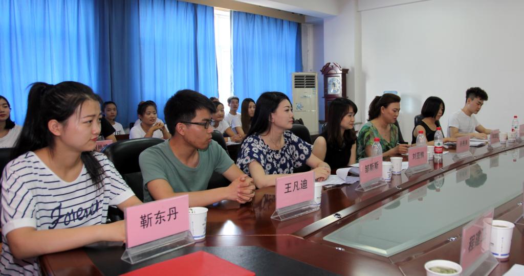 公司陕西人事行政主管刘亚楠、思莱德大区域行政主管孙秀秀、城市培训主管邹斯斯、城市行政助理陈鑫鑫和在公司工作的我院校友参加仪式