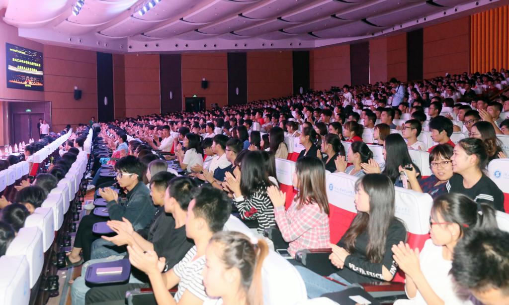 音乐会高潮迭起,赢得阵阵掌声