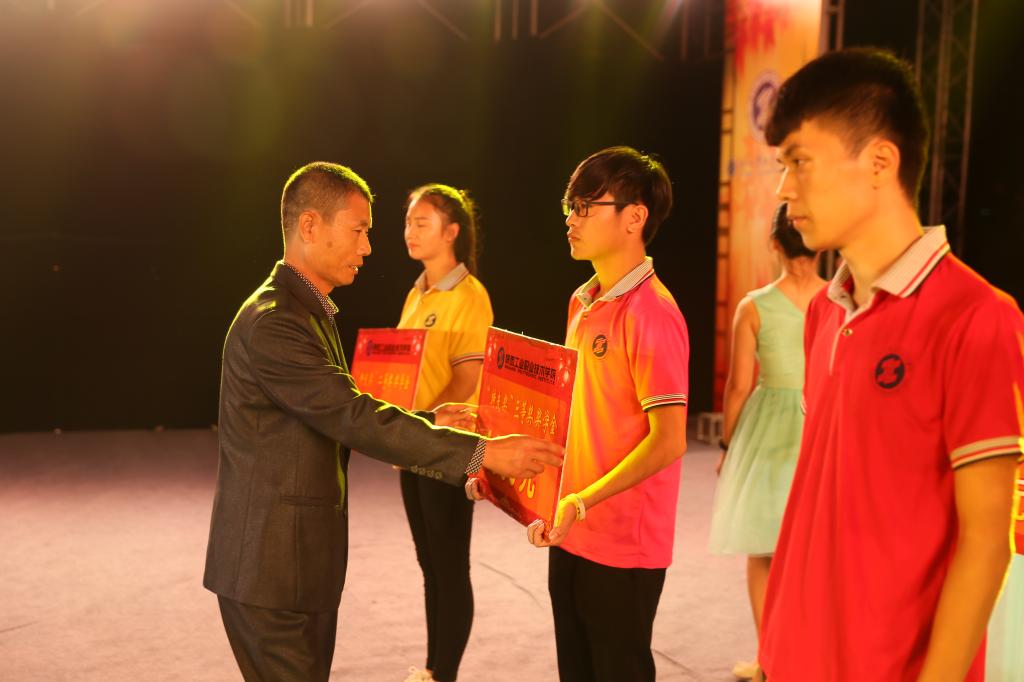 学生家长为优秀学生颁奖