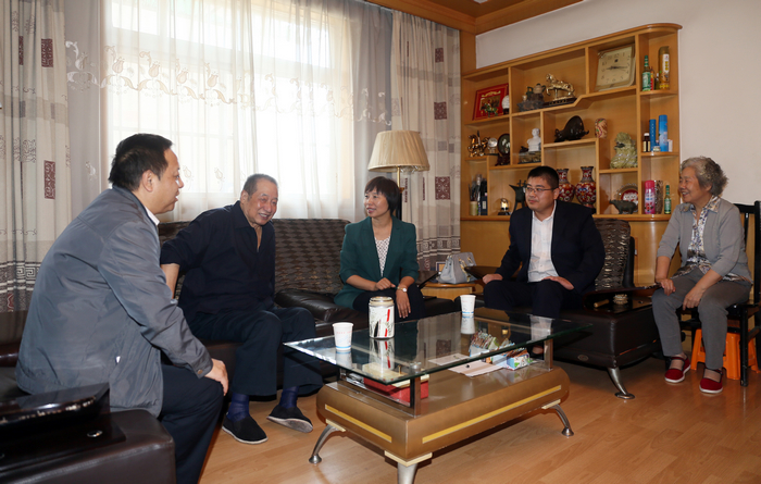 院长张晓云与全国优秀工会工作者、五一劳动奖章获得者罗振武亲切交流