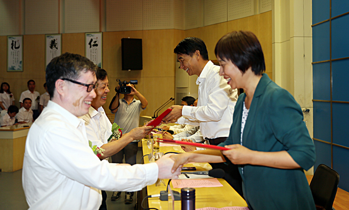 学院领导为受表彰的先进集体和个人颁奖