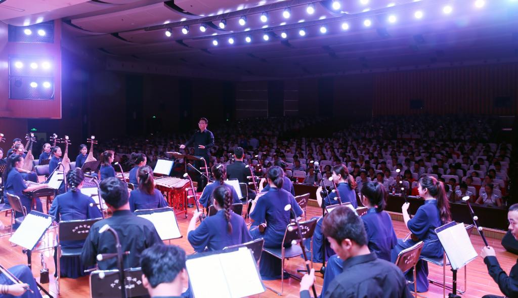 管弦乐合奏激情澎湃、气势恢宏