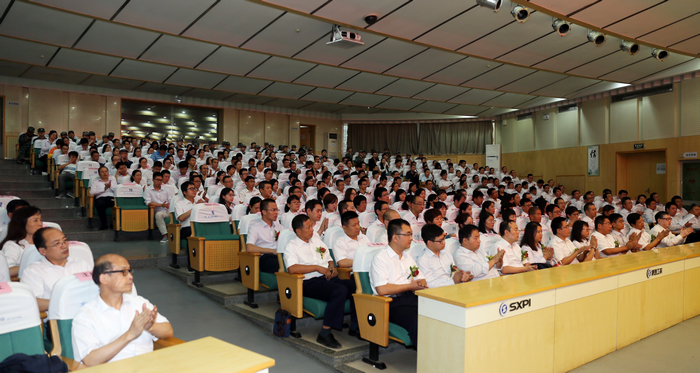 全院副科级以上干部、教师学生代表400余人参加会议