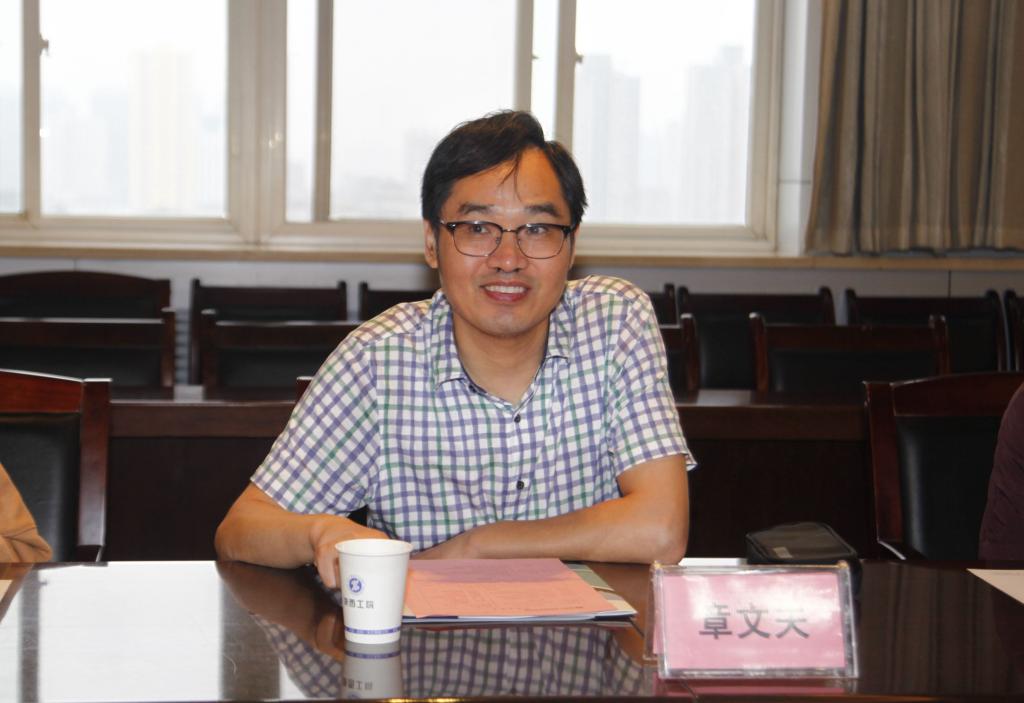 章文夫局长介绍北仑区各项科技产业计划