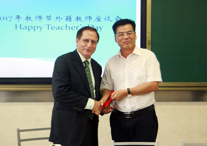 党委副书记、副院长刘永亮代表学院向外籍教师送上慰问金