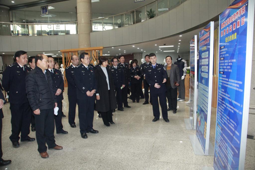 出席活动的领导、嘉宾参观学员毕业作品展