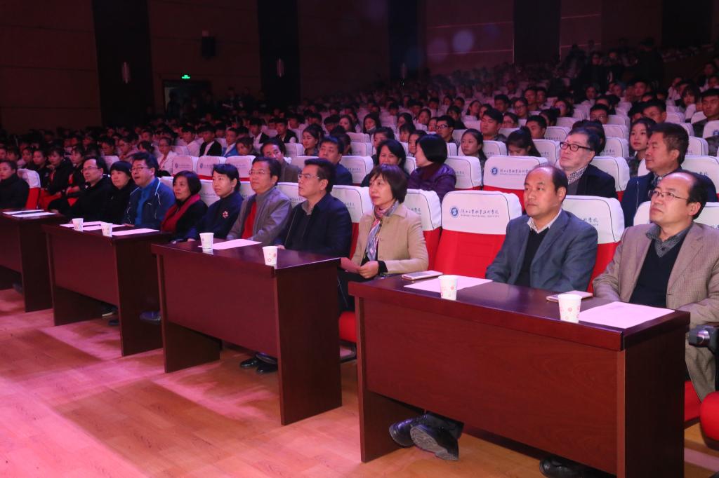 学院领导和2017级新生共同观看比赛