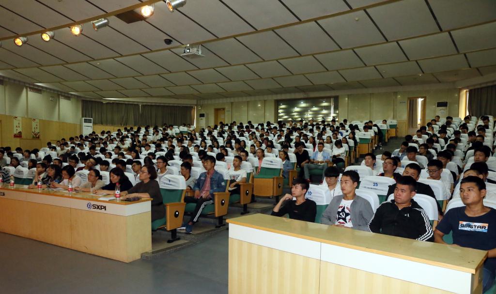 相关部门领导、全体思政教师和学生代表400余人到场听讲