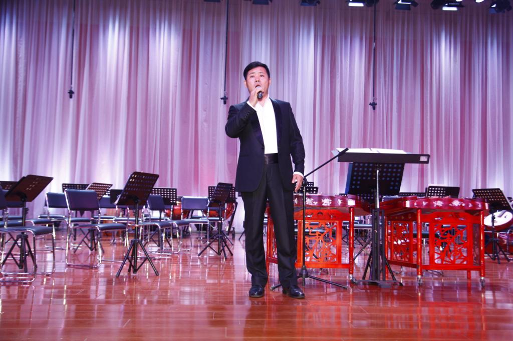 男声独唱《归来的星光》、《两地曲》