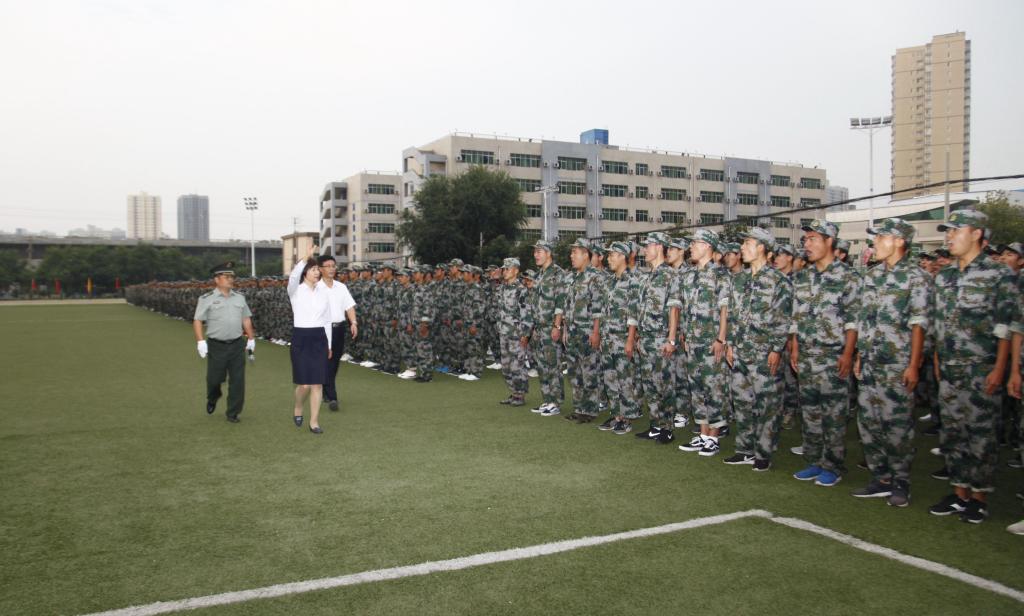 院长张晓云检阅受训方队