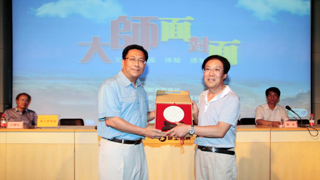 研习营团长郑又平和我院党委副书记王天哲代表双方互赠纪念品