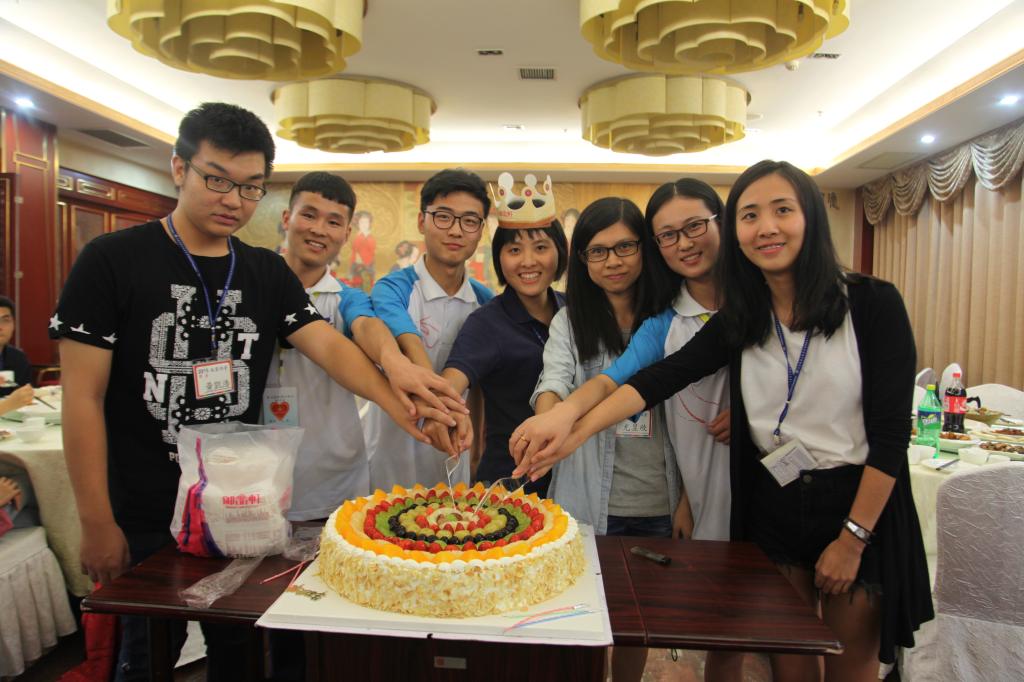 两岸学子为研习营营员集体庆生