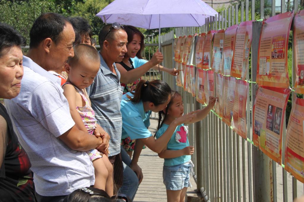 志愿者进行文化宣传