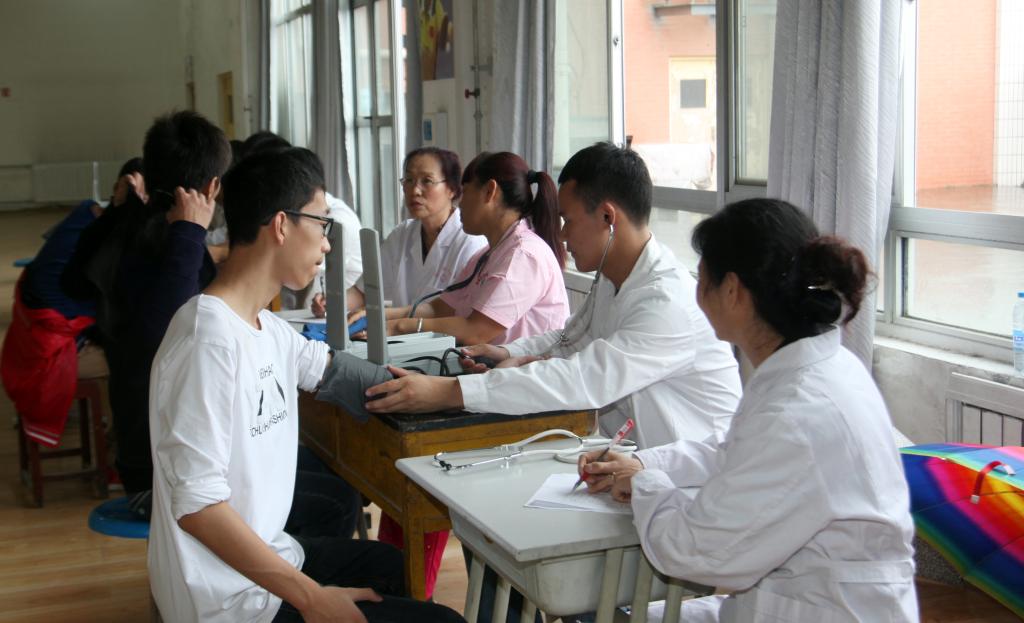 新生依次接受体检