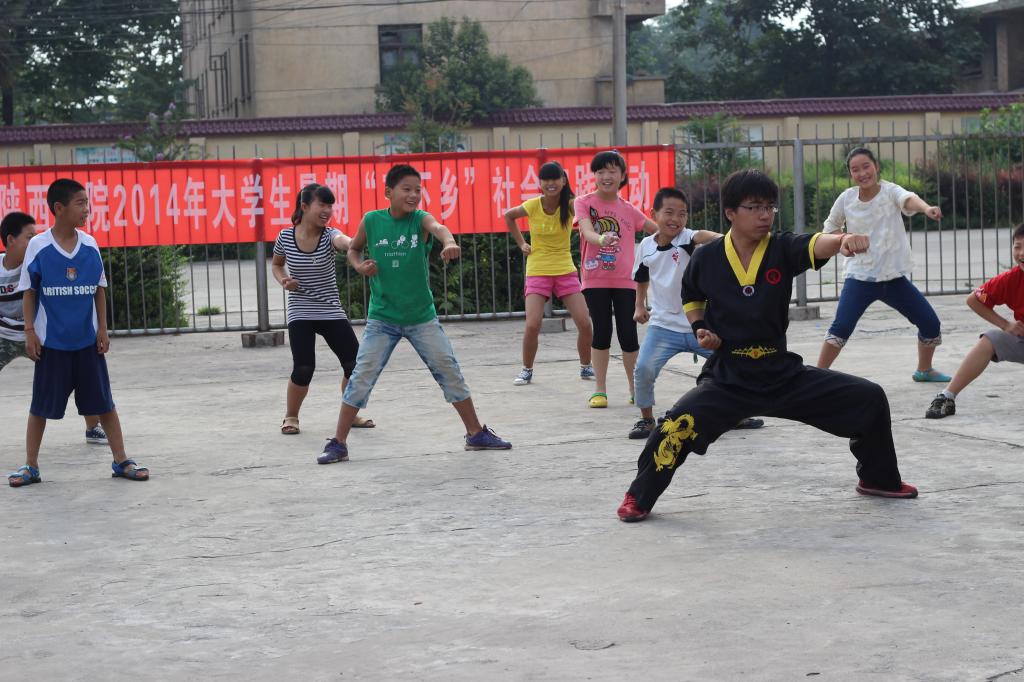 志愿者为三原县东周儿童村儿童开展武术培训