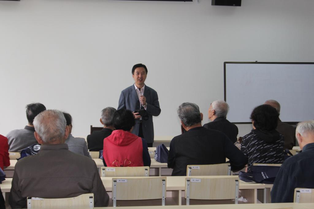 王津副院长为老同志们介绍学院发展情况