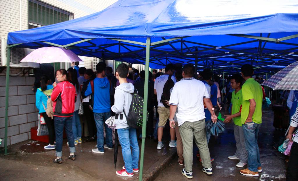 缴费注册处人头攒动、秩序井然