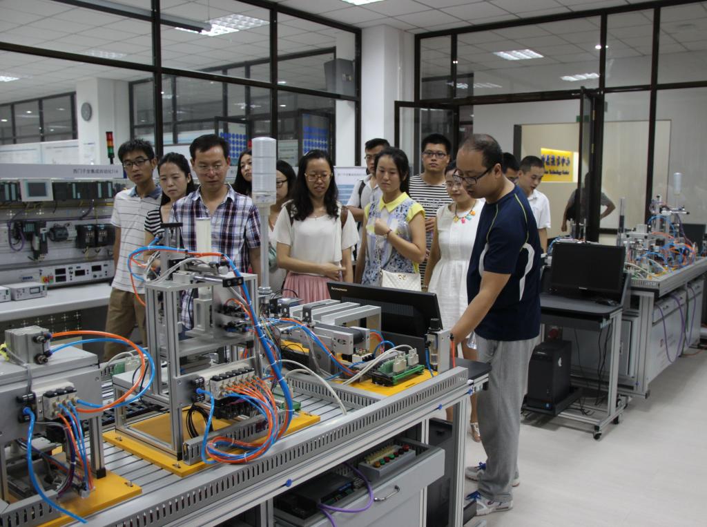 新教师参观电气学院实训基地
