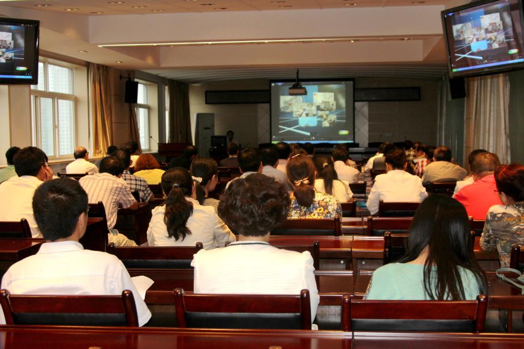 机关第二党总支组织党员干部观看警示教育片《小官大贪》