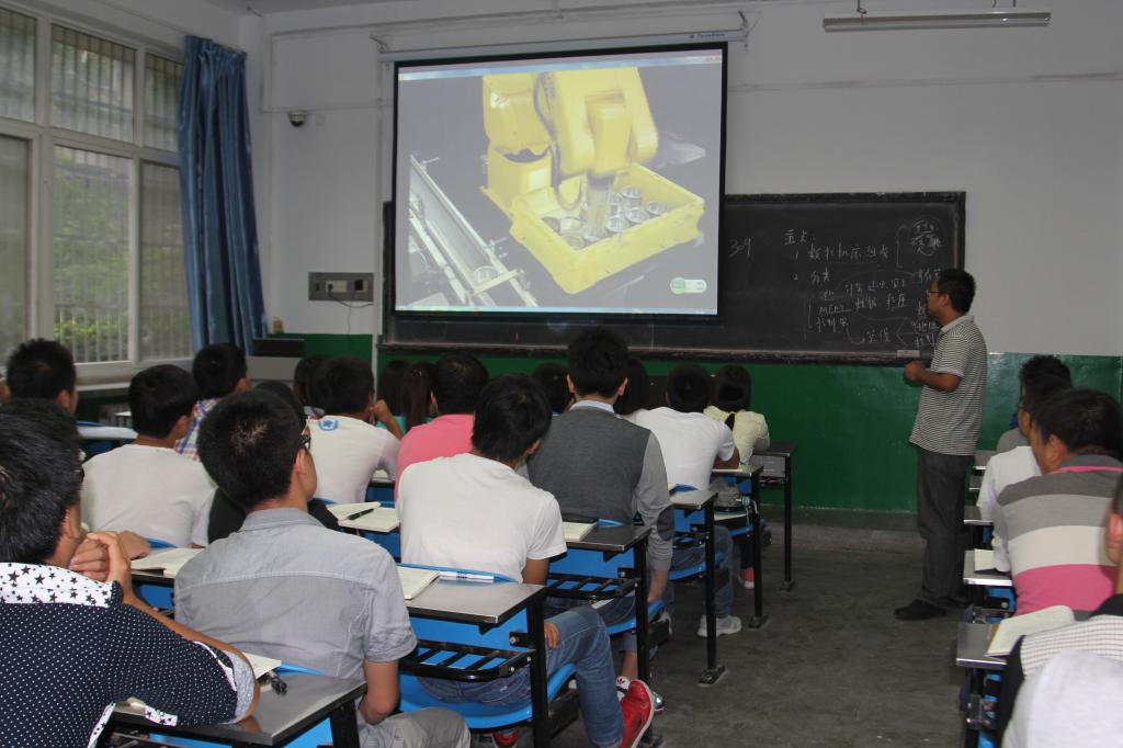 学生们认真听课