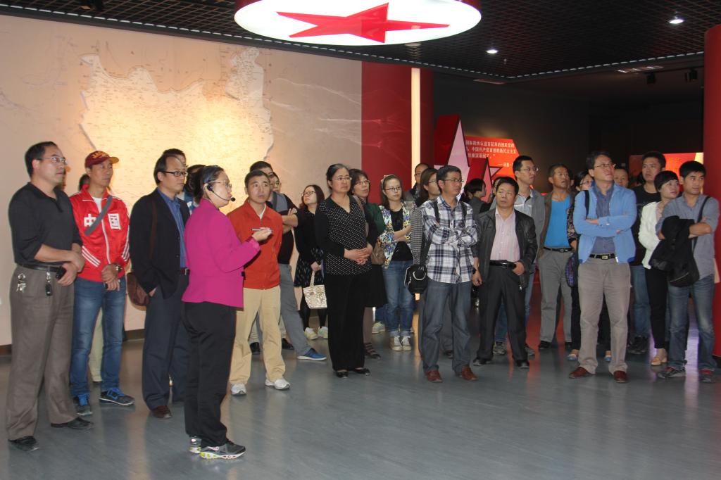 教职工代表参观图片展