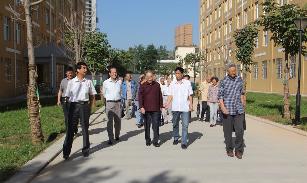 参观新建学生宿舍楼