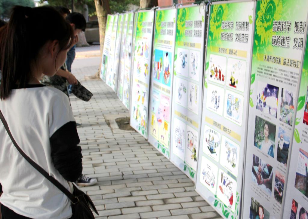 同学们纷纷驻足观看