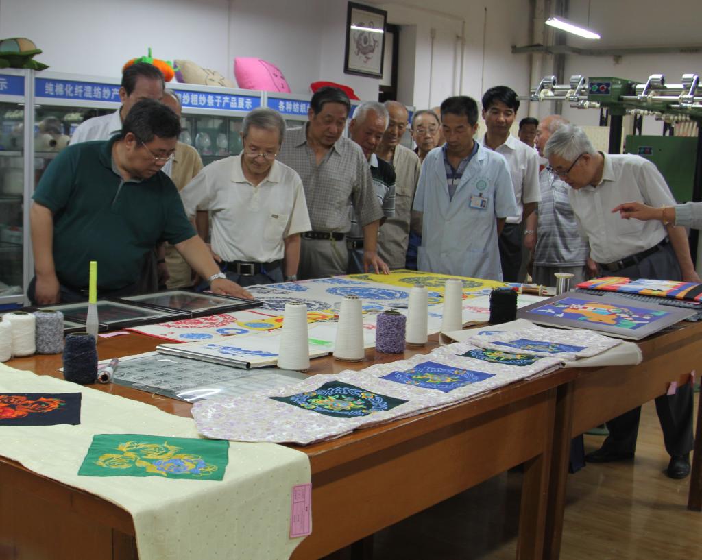 参观纺织学院实训室