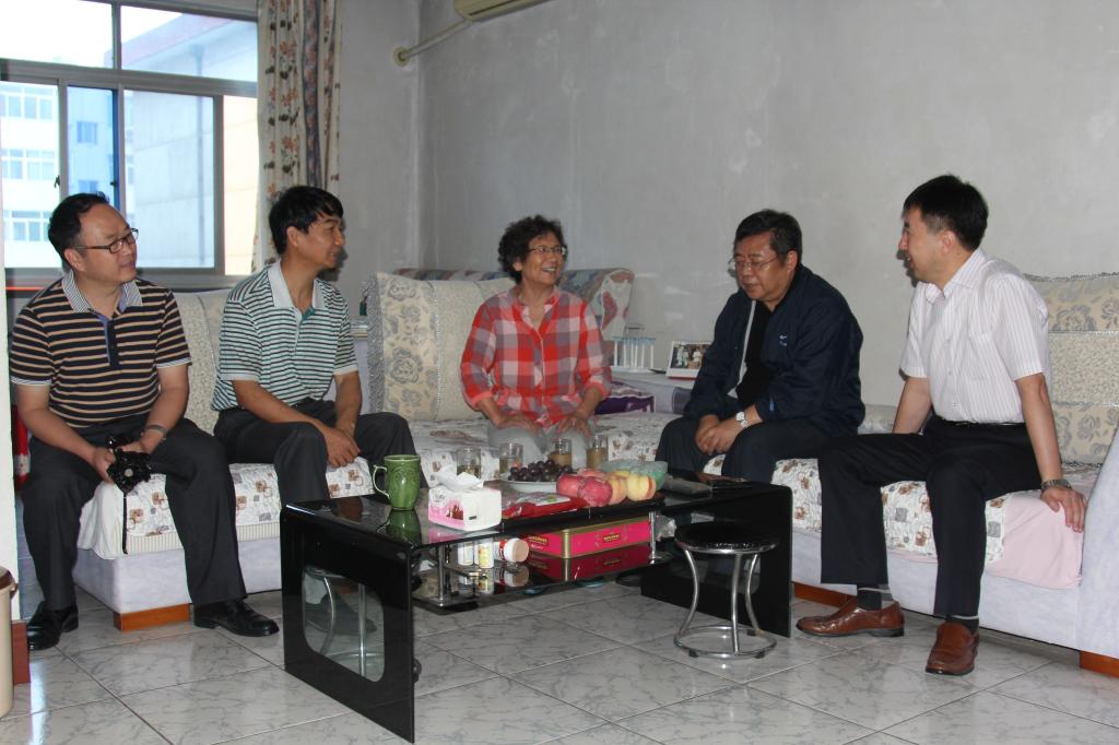 学院领导看望全国优秀教师黄英娴