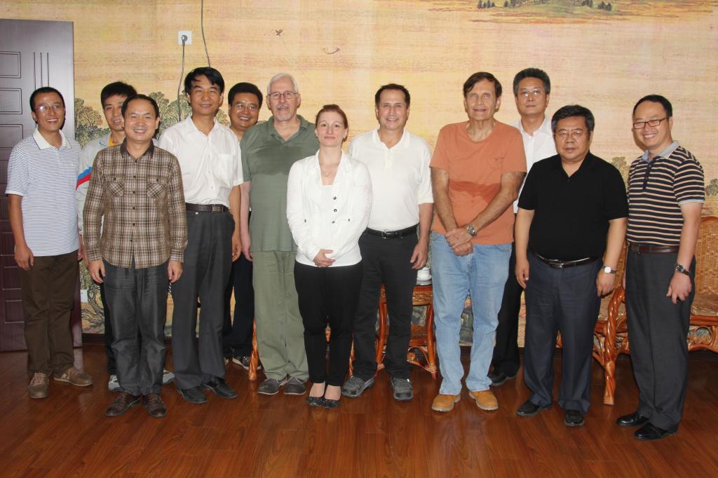 参会领导与外教合影