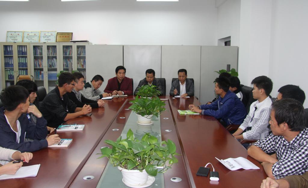 电气学院召开2013级试点班学生座谈会