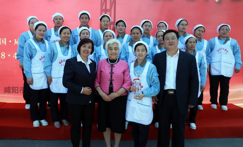 与国务院原副总理吴桂贤合影