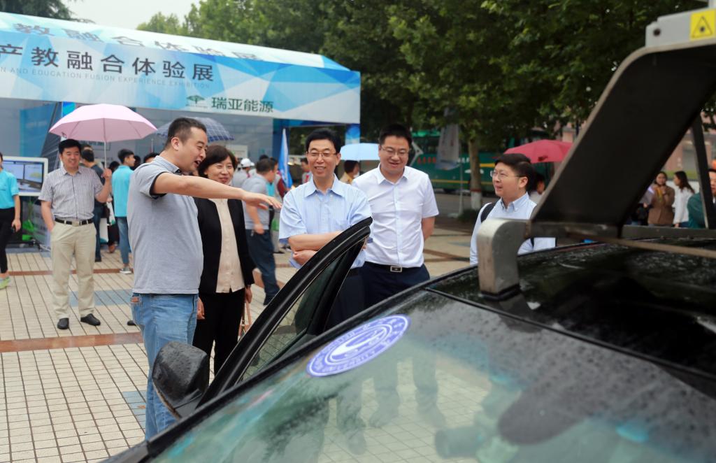 教育部民族教育司副司长葛维威参观新能源产教融合体验展