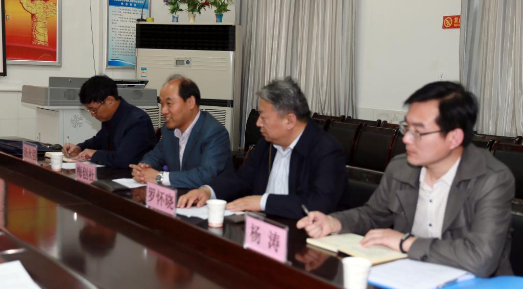 副院长梅创社与后勤处、材料学院、物流学院相关人员参会