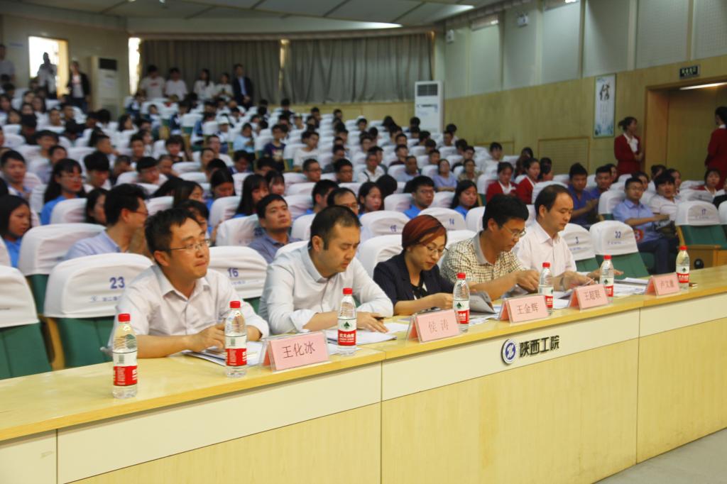 各二级学院党总支书记、学工办主任、辅导员和400余名学生一起观摩本次大赛