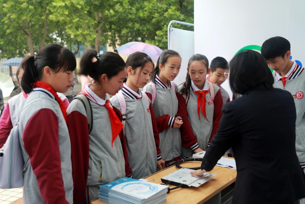 中小学生听取新能源产品讲解