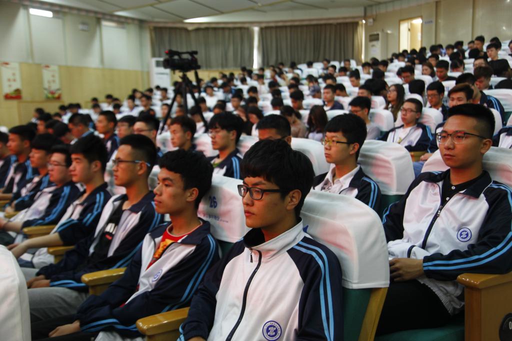 现场同学深受鼓舞,认真聆听