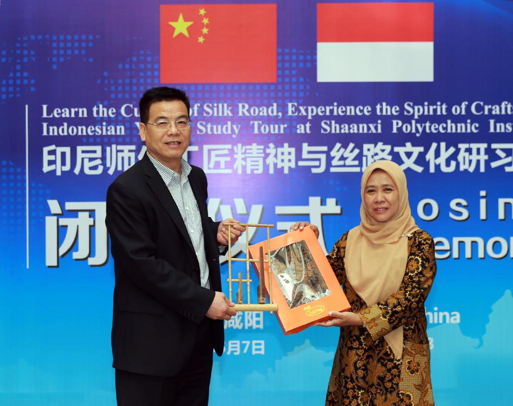 两校互赠纪念品