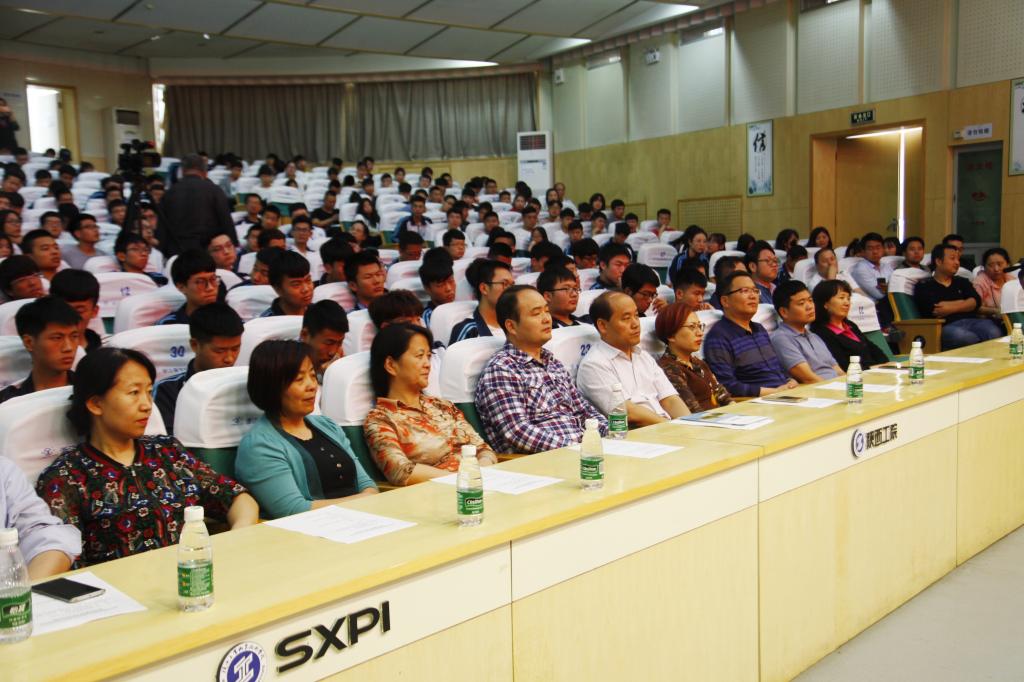 师生代表共400人参加了分享会