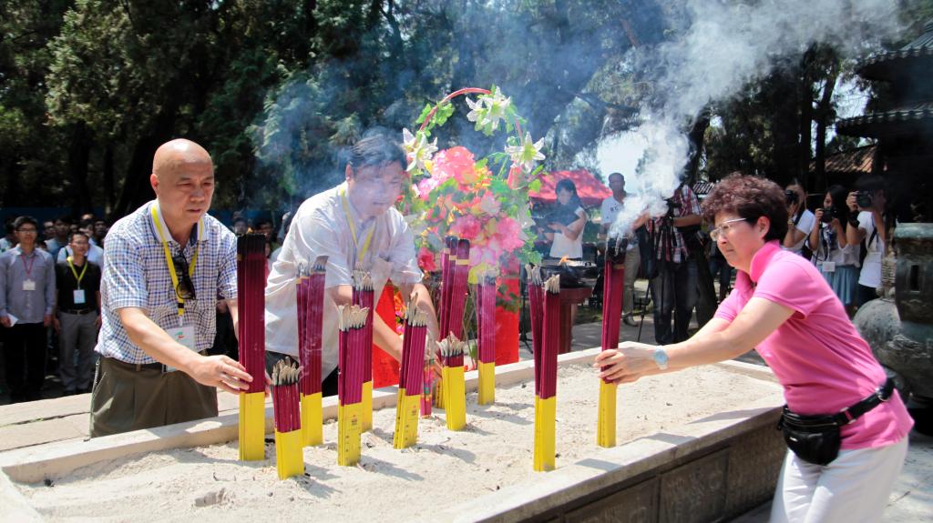 缪飞部长、周荃荣誉团长、李明富秘书长敬上高香