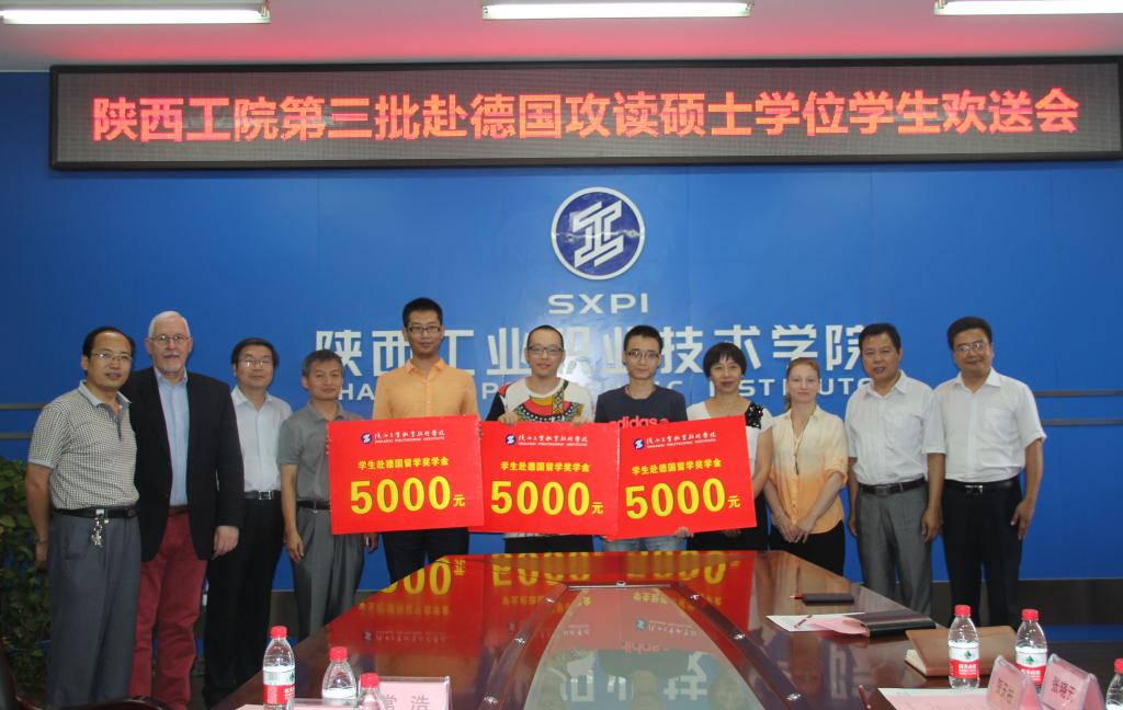 张晓云院长代表学院为学生颁发奖学金