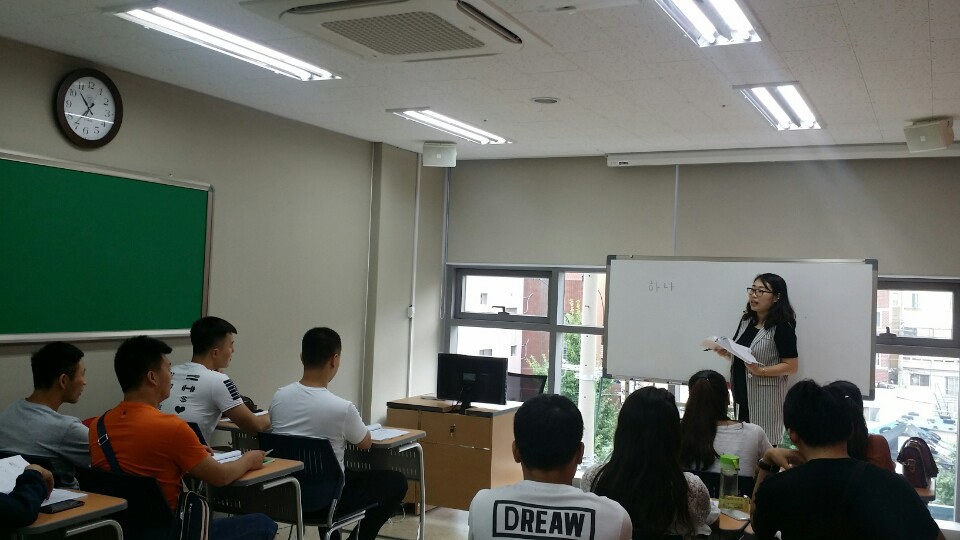 我院学生接受韩语培训